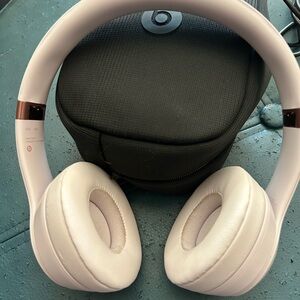 Beats Solo 4 Light Pink On-Ear Headphones